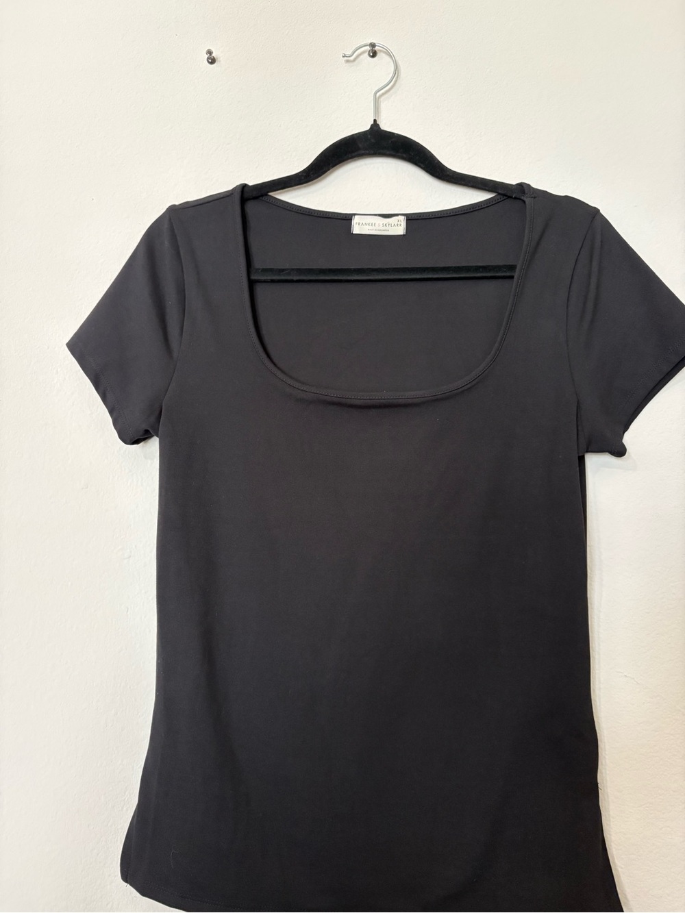 Frankee & Skylar Scoop Neck Short Sleeve Tee in Black